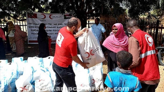 الهلال الأحمر التركي يوزع مساعدات على 350 أسرة سودانية