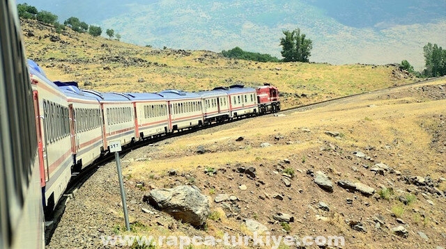 أنقرة: نهدف لنقل مليون طن بضائع عبر السكك الحديدية مع إيران