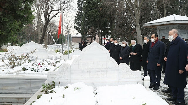 أردوغان يزور قبر الراحل "نجم الدين أربكان"