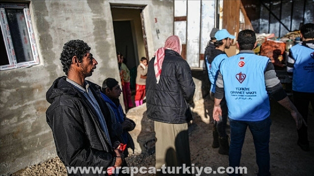 "الديانة التركي" يوزع منازل بالطوب لإنقاذ مخيمات إدلب السورية