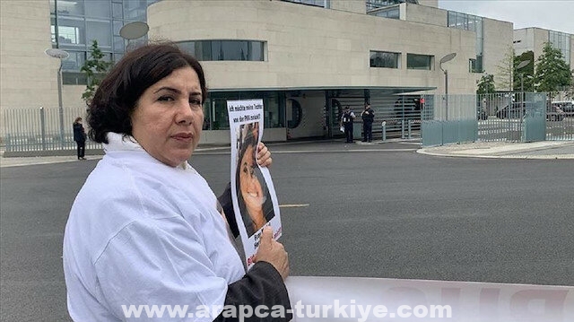 ابنتها مختطفة.. تركية تستأنف اعتصامها ضد "بي كا كا" في برلين