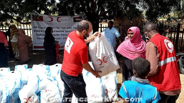 الهلال الأحمر التركي يوزع مساعدات في السودان