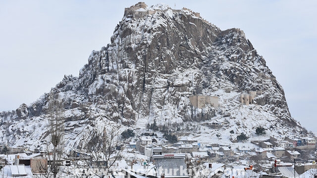 تركيا.. "قلعة أفيون" التاريخية تكتسي بحلة بيضاء من الثلج