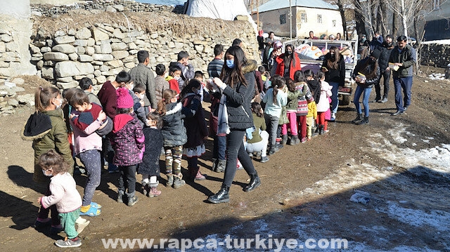 تركيا.. متطوعون يجولون القرى لتوزيع الألعاب على الأطفال