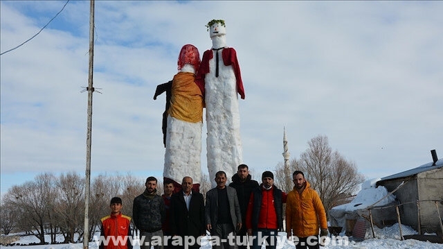 بطول 5 أمتار.. "عريس وعروس" من الثلج في تركيا
