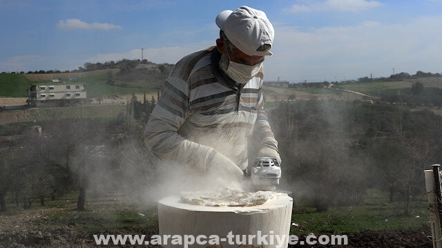 تركيا.. لاجئ سوري يتفنن في تحويل الأحجار إلى أواني
