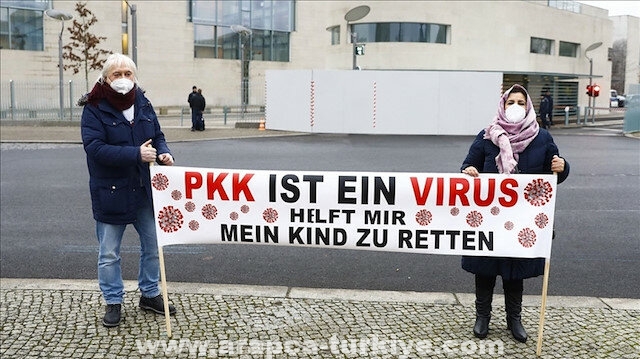 ألمانيا.. تركية تواصل اعتصامها ضد "بي كا كا" لاختطاف ابنتها