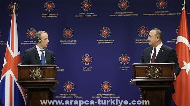 وزيرا خارجية تركيا وبريطانيا يبحثان العلاقات الثنائية وملف قبرص