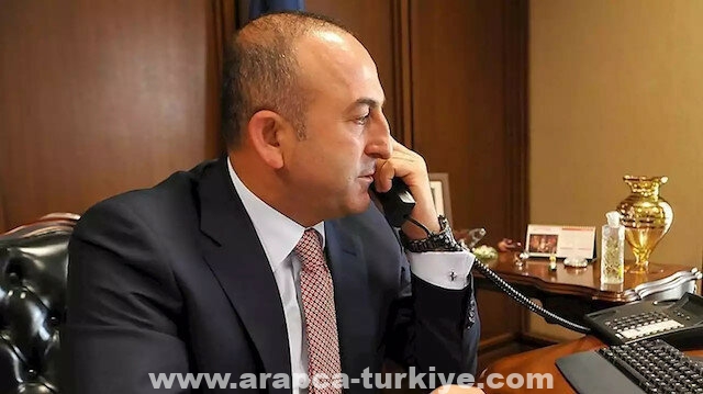 تشاووش أوغلو يهاتف زعيم "الحزب الديمقراطي التركي" في كوسوفو