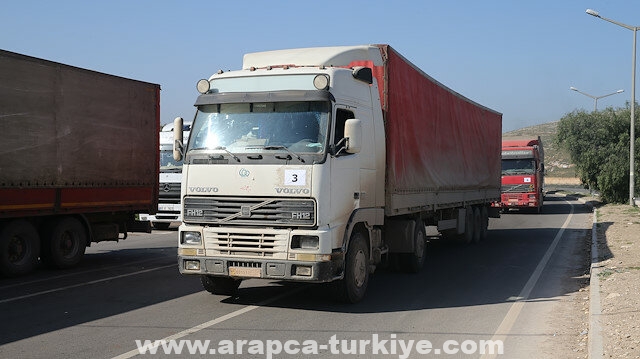 71 شاحنة مساعدات أممية تدخل سوريا عبر تركيا