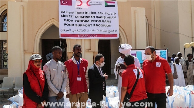 الهلال الأحمر التركي يوزع مساعدات على لاجئي إثيوبيا بالسودان