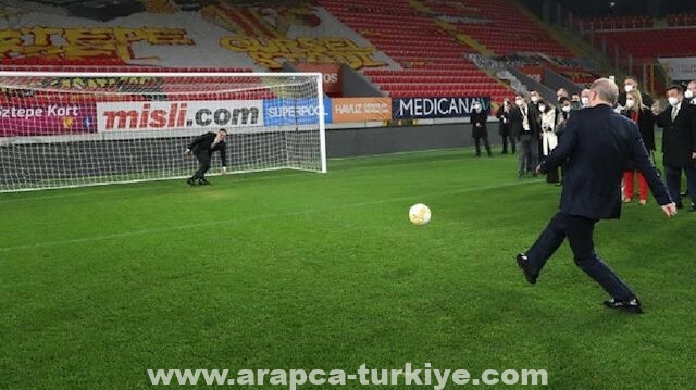 بعد تسديده ركلة جزاء.. أردوغان: "سنواصل إحراز الأهداف" (فيديو)
