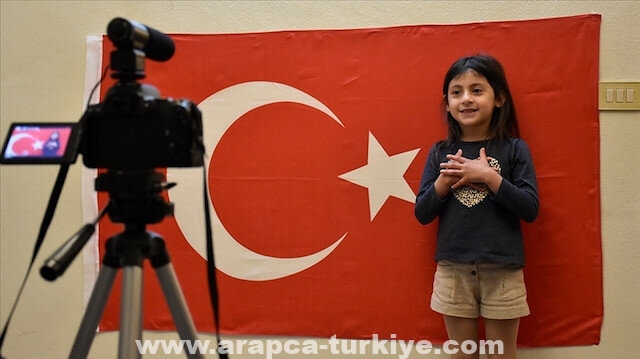 "سيلا".. طفلة لبنانية تتعلم التركية وتعلمها