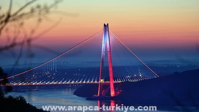 إنارة جسور إسطنبول بألوان العلم الباكستاني