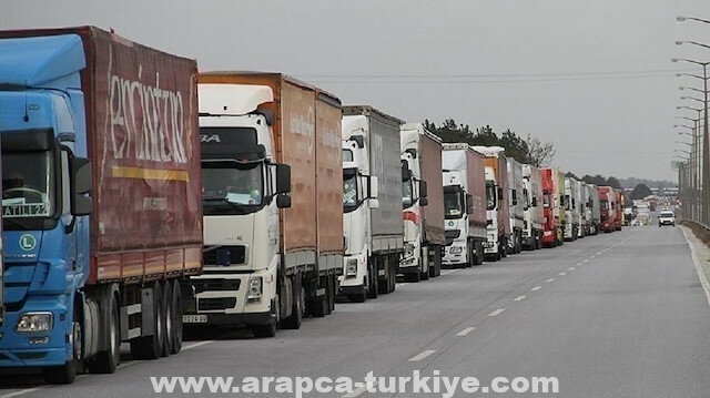 عبر تركيا.. 30 شاحنة مساعدات أممية تدخل إدلب السورية