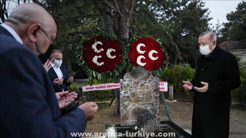 أردوغان يزور قبر مؤسس "الحركة القومية" في أنقرة