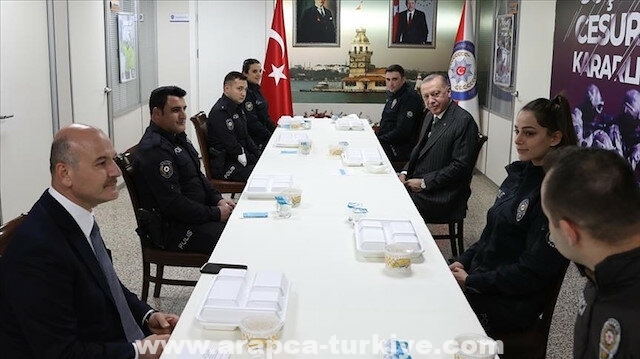 إسطنبول.. أردوغان يشارك عناصر الشرطة إفطارهم