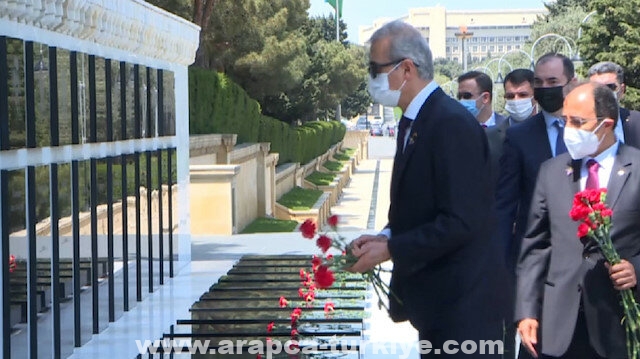 رئيس الصناعات الدفاعية التركية يزور مقبرة الشهداء في أذربيجان