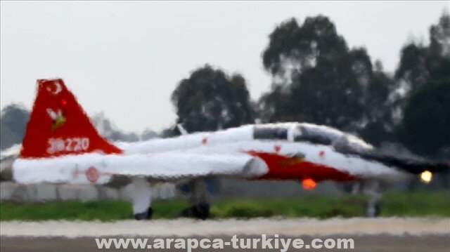 الدفاع التركية: نجاة قائدي طائرة تدريب سقطت قبالة سواحل إزمير