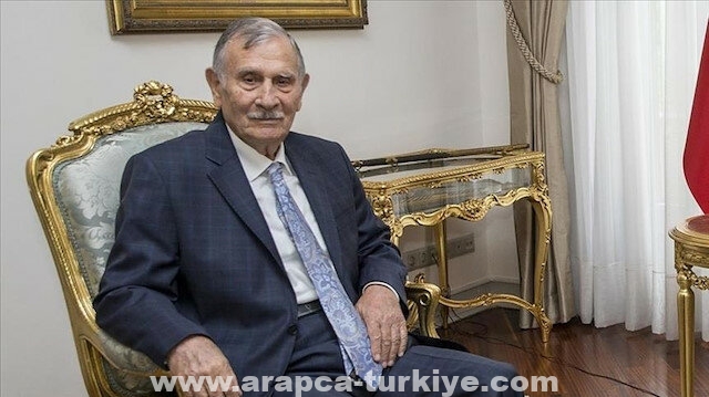 وفاة رئيس وزراء تركيا الأسبق أق بولوت بعد صراع مع المرض