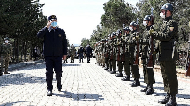 وزير الدفاع التركي يزور قوات "الكوماندوز" ببحر إيجة