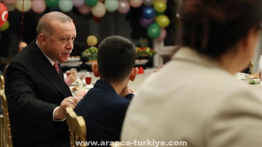 أردوغان يتناول وجبة الإفطار مع الأطفال في عيدهم