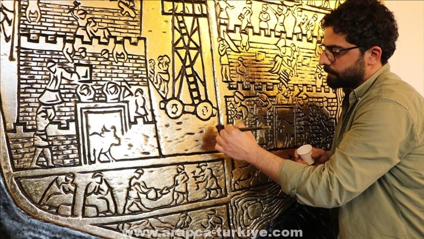 نحات تركي يجسد مدينة تاريخية في لوحة خشبية مذهبة