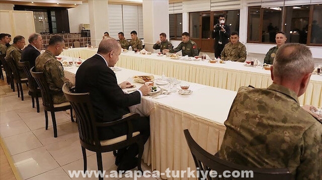 أردوغان على مائدة الإفطار مع جنود الجيش التركي