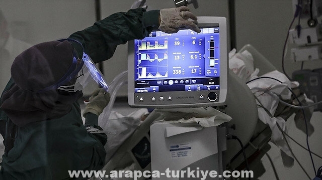 أعلنت وزارة الصحة التركية، الأربعاء، تسجيل 341 وفاة جديدة جراء الإصابة بفيروس كورونا، لترتفع حصيلة الوفيات إلى 39 ألفا و398 شخص.