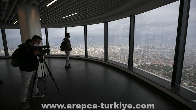 بعد افتتاحه.. الصحفيون أول زوار برج "تشامليجا" بإسطنبول