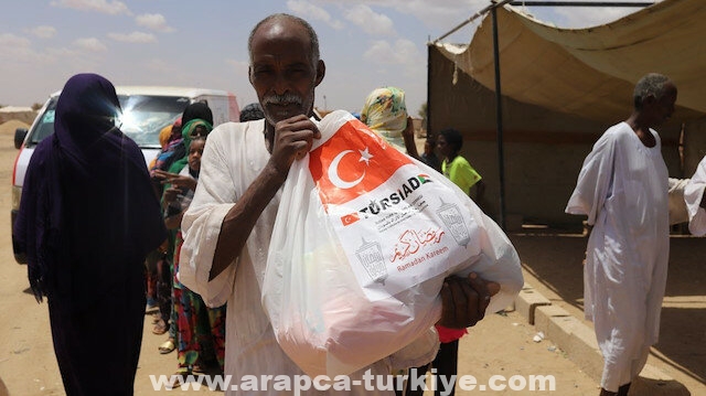 رجال أعمال أتراك يوزعون مساعدات على محتاجين في السودان
