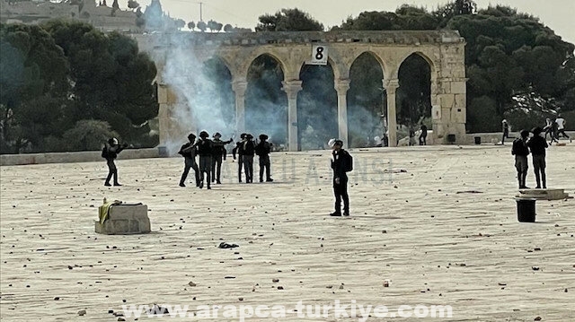 اندلاع اشتباكات عنيفة عقب اقتحام الشرطة الإسرائيلية للمسجد الأقصى