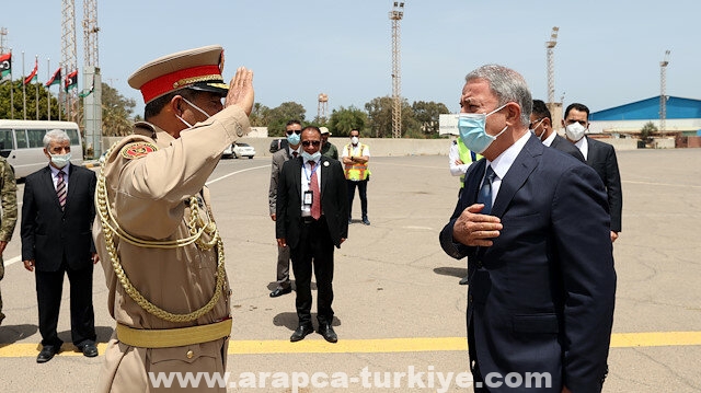وزير الدفاع ورئيس الأركان التركيان يصلان العاصمة طرابلس