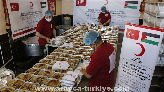 "الهلال الأحمر" التركي يبدأ توزيع طعام على نازحين في غزة
