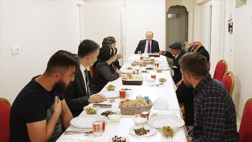 أنقرة.. أردوغان يحل ضيفا على مائدة إفطار أسرة تركية