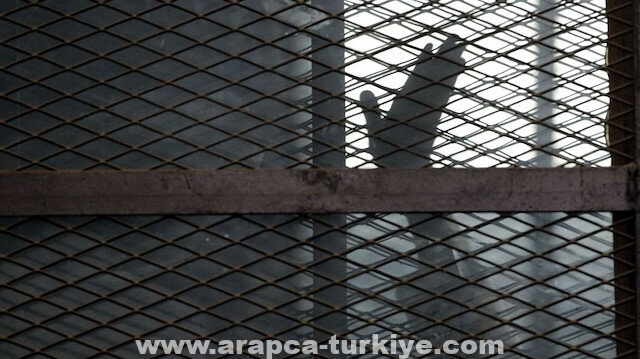 ناشطون من أتراك إيران يضربون عن الطعام في السجون