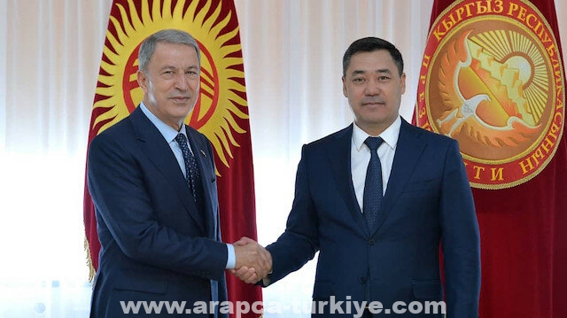 وزير الدفاع التركي يبحث مع الرئيس القرغيزي التعاون الثنائي