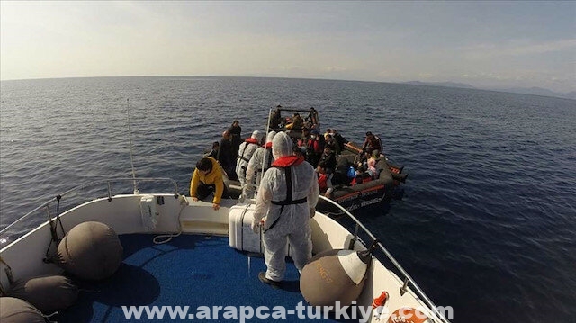 خفر السواحل التركي ينقذ 14 مهاجرًا تعطل قاربهم