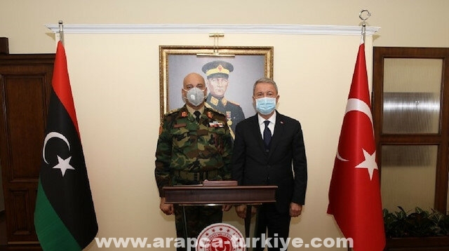 إسطنبول.. وزير الدفاع التركي يلتقي رئيس هيئة الأركان الليبية