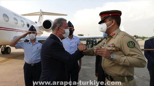 وزير الدفاع التركي يلتقي قائد القوات البرية الباكستاني