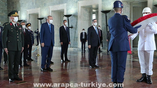 أردوغان يزور ضريح "أتاتورك" برفقة أعضاء "الشورى العسكري"