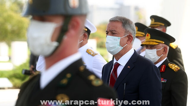 تركيا.. وزير الدفاع وقادة الجيش يزورون مقبرة رجال الدولة