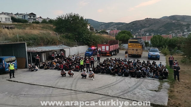 ضبط 180 مهاجرًا غير نظامي غربي تركيا