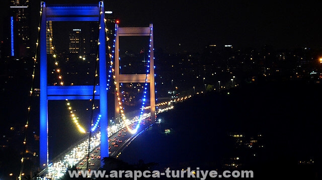 إسطنبول.. إضاءة جسرين بألوان العلم الأوكراني