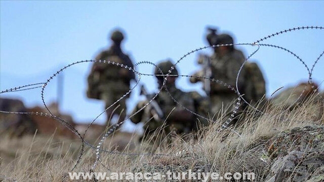 إرهابي من "بي كا كا" يستسلم لقوات الأمن التركية