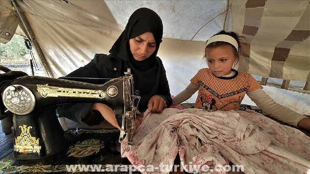 بعد فقد زوجها.. أم سورية تكسب قوت أطفالها من الخياطة