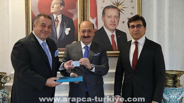 تركيا تصدر أول "بطاقة تركواز" للأجانب
