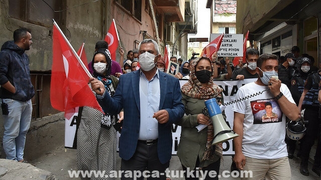تركيا..أمهات "هكاري" يطالبن باسترداد أبنائهن من الإرهابيين