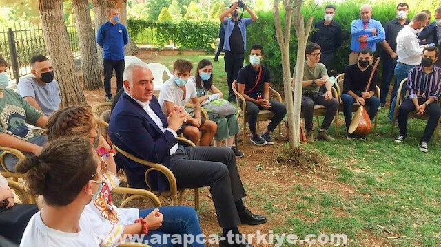وزير السياحة التركي يلتقي طلابًا أجانب في شانلي أورفة