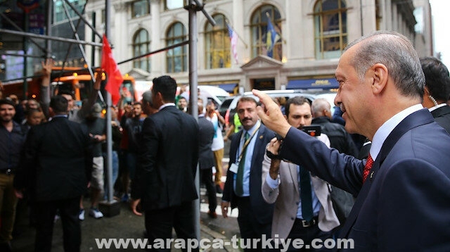 أردوغان يحيي أتراكا تجمعوا أمام مقر إقامته في نيويورك